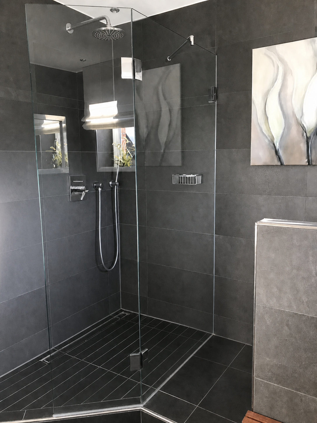 Walk-in-Dusche mit Glasabtrennung und Regenduschkopf