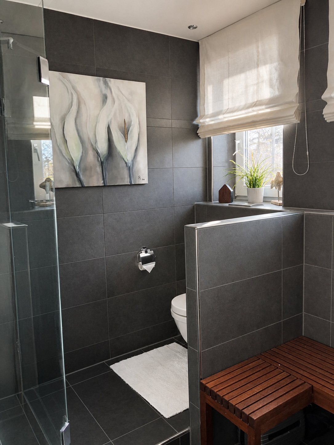 Separierter WC-Bereich mit diskreter Hotelinszenierung